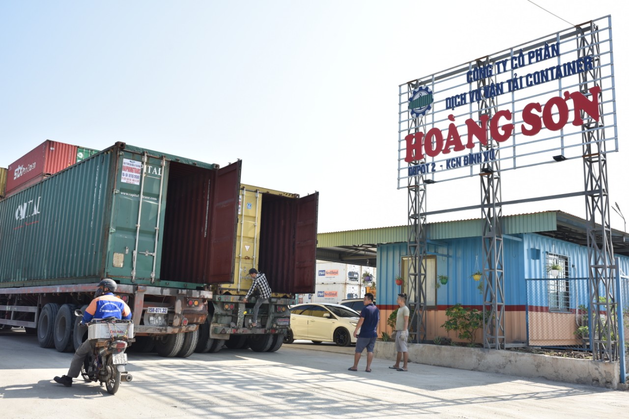 Bãi container - Hoàng Sơn Container - Công Ty Cổ Phần Dịch Vụ Vận Tải Container Hoàng Sơn